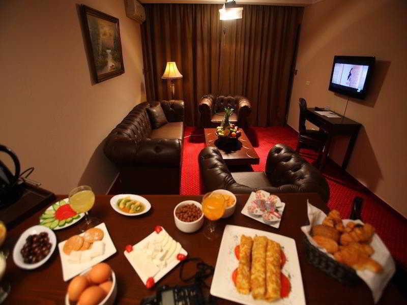 Queens Land Hotel Jounieh Eksteriør bilde